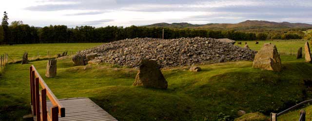 Corrimony cairn - a view of the surrounding stones and the cairn