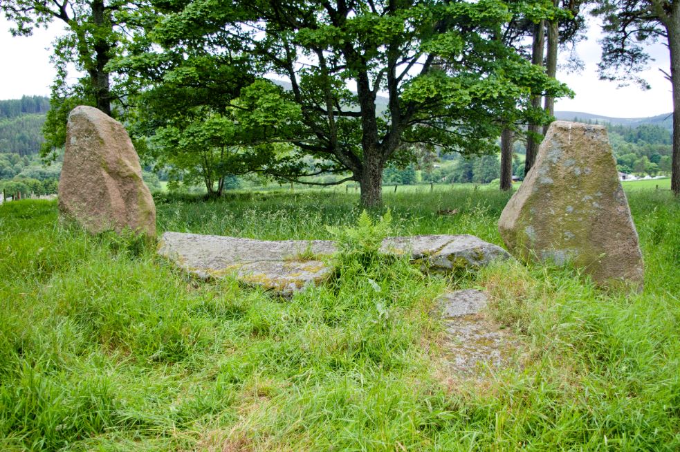 Sunhoney stone circle - recumbent stone and flankers